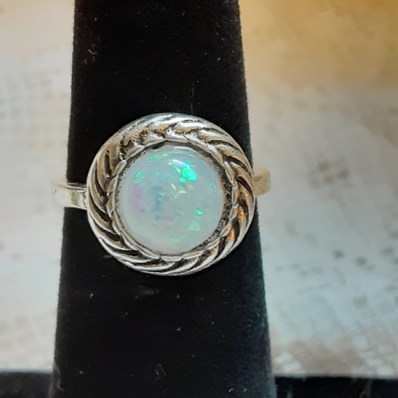 Jewelry - 💚3/$10  Faux Opal ring